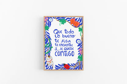 Que Todo Lo Bueno Te Siga Spanish affirmation art print. Features blue typography and a border of lucky charms including a maneki-neko, ladybug, and evil eye. Vibrant good luck wall art for home or office